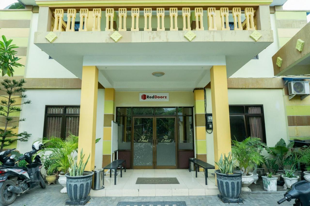 فندق Reddoorz @ Gatot Subroto إنده المظهر الخارجي الصورة