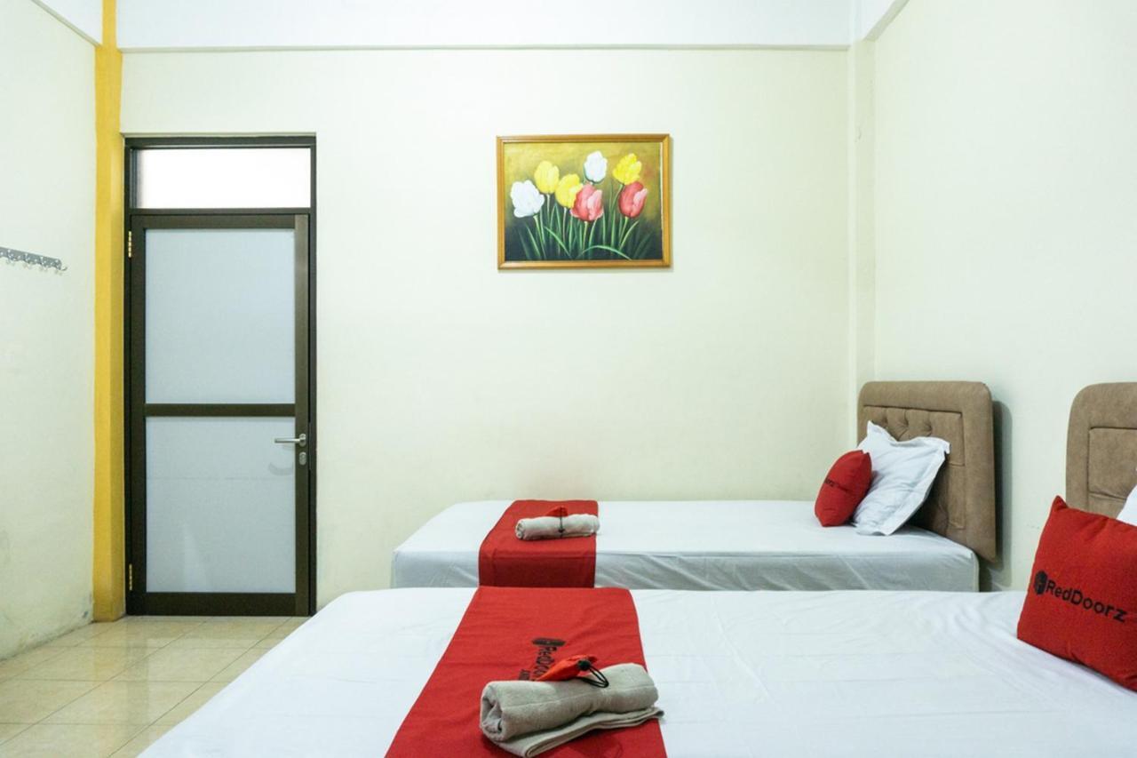 فندق Reddoorz @ Gatot Subroto إنده المظهر الخارجي الصورة